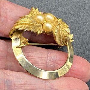 SARAH COV Gold Tone Circle Leaves Pearls Vintage